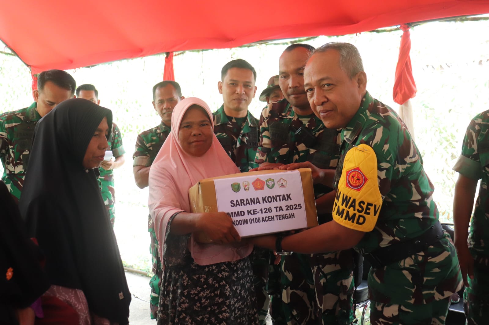 Warga Lansia Desa Kute Keramil Terima Uluran Tangan dari Tim Pengawasan Wasev Mabes TNI AD Berupa Sembako