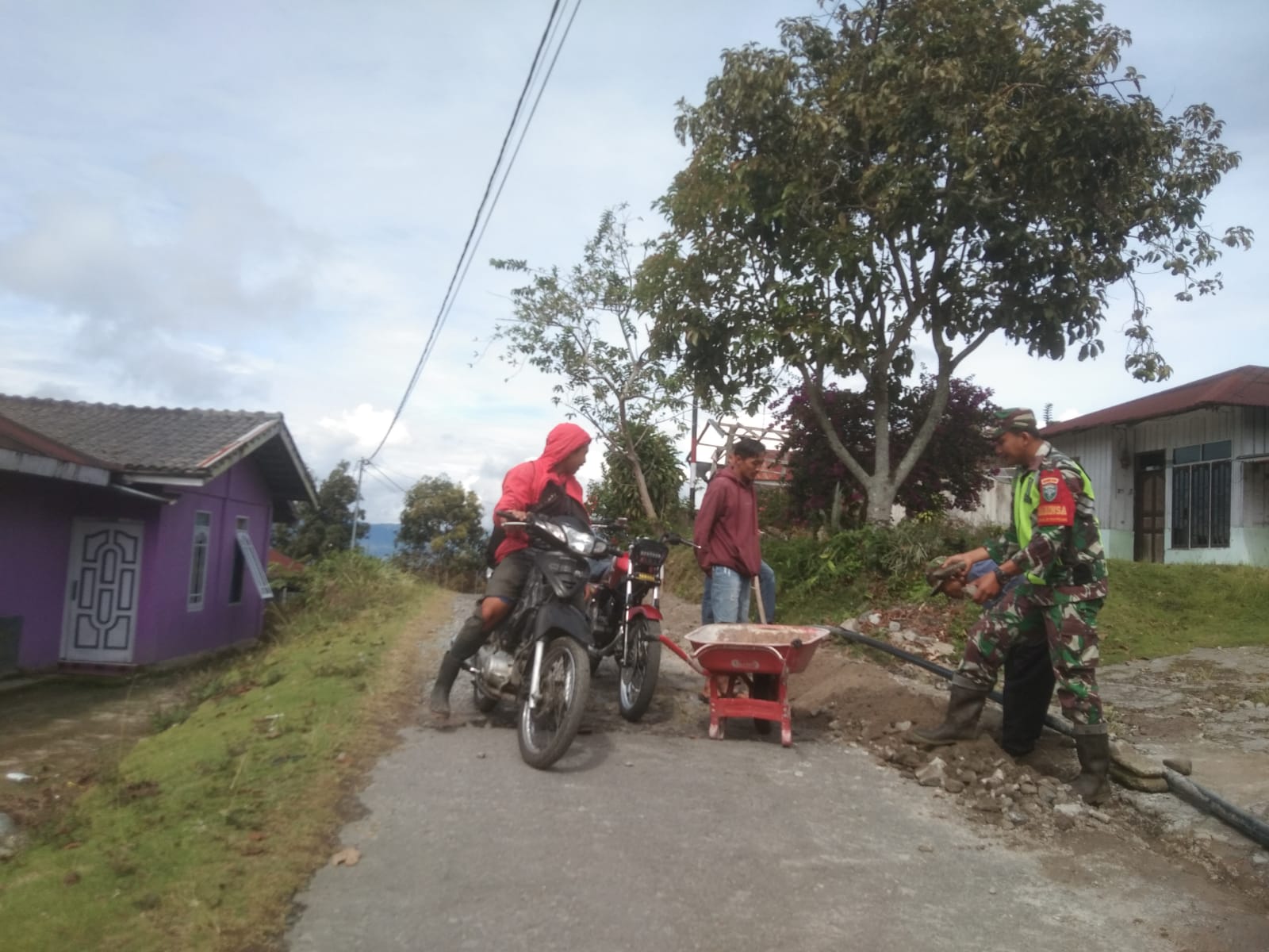 Babinsa Bersama Masyarakat Gotong Royong Pasang Saluran Air Bersih