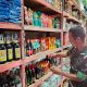 Kunjungi Toko Sembako, Babinsa Koramil 01/Bandar Pastikan Harga-harga Tetap Stabil