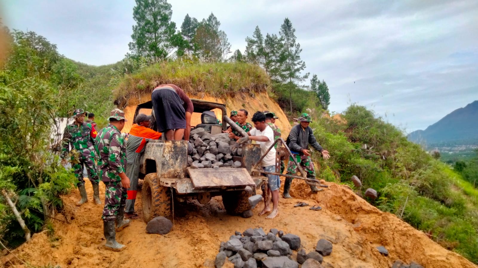 Rampungkan Pekerjaan, Satgas TMMD Ke 126, Langsir Material Di Musim Penghujan