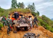 Dengan Rasa Semangat Satgas TMMD ke-126 Kodim 0119/Bener Meriah Langsir Material di Tengah Musim Hujan Menggunakan Kendaraan 4×4