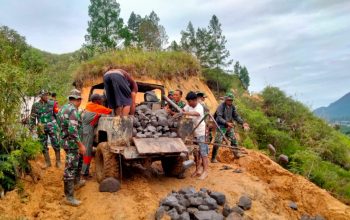 Dengan Rasa Semangat Satgas TMMD ke-126 Kodim 0119/Bener Meriah Langsir Material di Tengah Musim Hujan Menggunakan Kendaraan 4×4