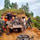 Dengan Rasa Semangat Satgas TMMD ke-126 Kodim 0119/Bener Meriah Langsir Material di Tengah Musim Hujan Menggunakan Kendaraan 4×4