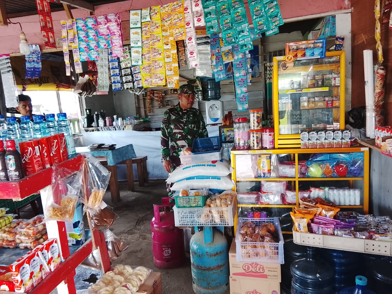 Koramil 04/PRG Turunkan Para Babinsa Monitoring Harga Dan Ketersediaan Sembako Di Pasaran