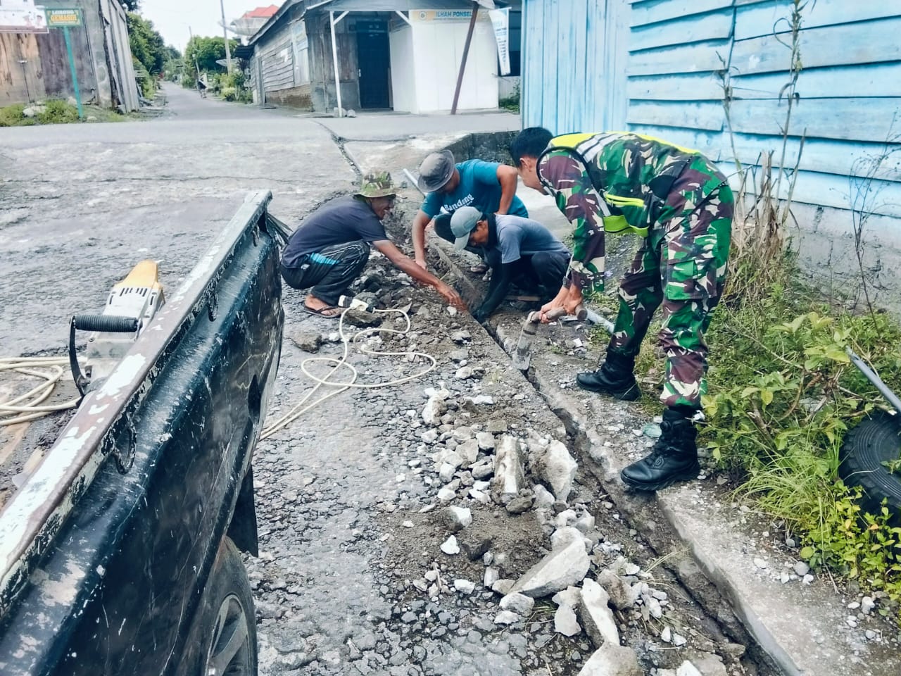 Babinsa Kerja Bakti Pasang Pipa SaluranAir, Bantu Warga Dapatkan Air Bersih