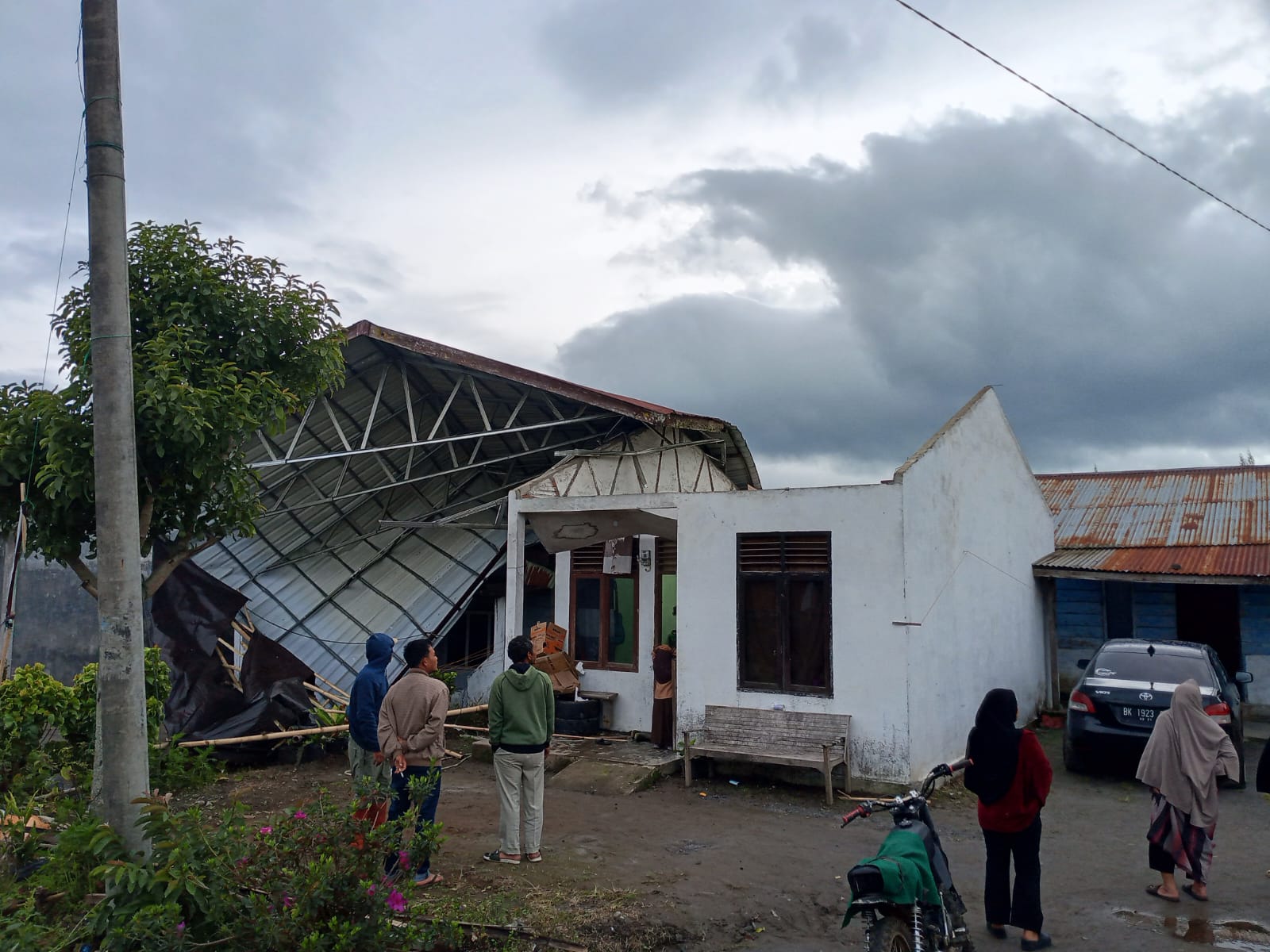 Angin Puting Beliung Terjang Desa Weh Tenang Uken, Dua Rumah Warga Rusak Parah Satu Terimbas Angin Puting Beliung Terjang Desa Weh Tenang Uken, Dua Rumah Warga Rusak Parah Satu Terimbas