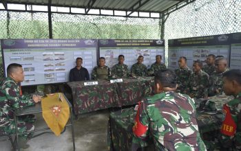 Dansatgas TMMD ke-126, Bersama Personel Laksanakan Briefing Di Posko TMMD Dansatgas TMMD ke-126, Bersama Personel Laksanakan Briefing Di Posko TMMD
