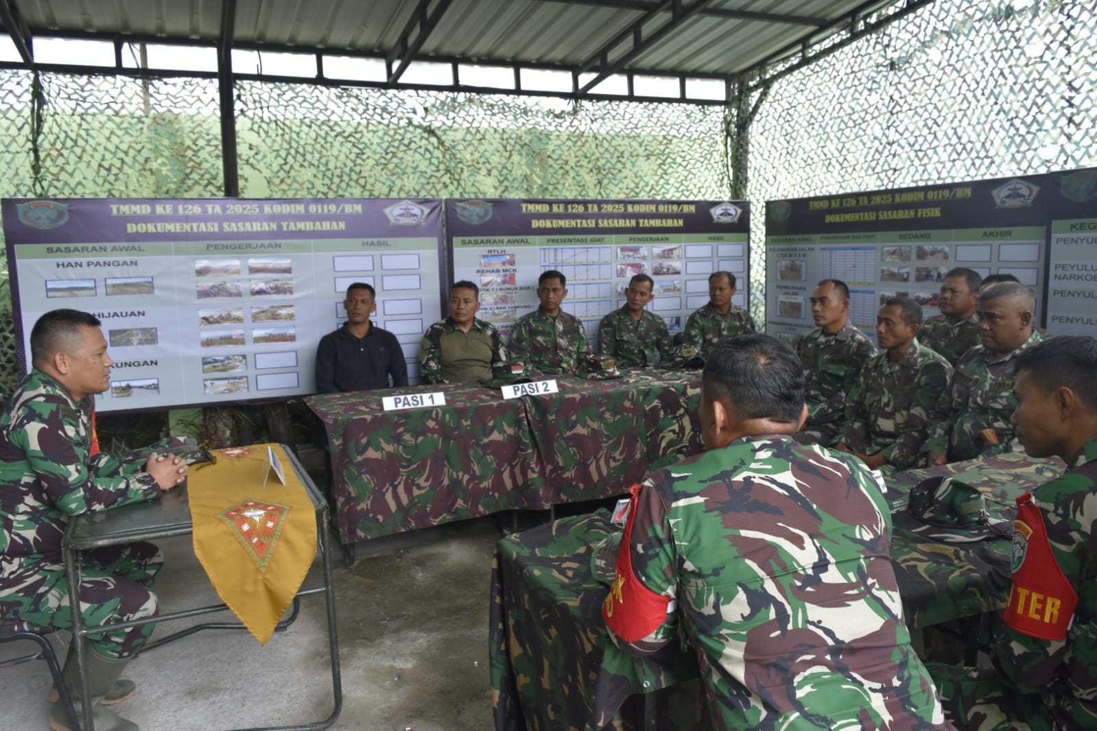 Dansatgas TMMD ke-126, Bersama Personel Laksanakan Briefing Di Posko TMMD Dansatgas TMMD ke-126, Bersama Personel Laksanakan Briefing Di Posko TMMD