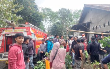 Polisi Amankan TKP Kebakaran Satu Rumah di Bener Kelipah Polisi Amankan TKP Kebakaran Satu Rumah di Bener Kelipah