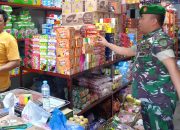 Anggota Koramil 01/Bandar Monitoring Harga Sembako  Dengan Turun Ke Pasar
