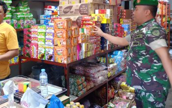 Anggota Koramil 01/Bandar Monitoring Harga Sembako  Dengan Turun Ke Pasar