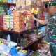 Anggota Koramil 01/Bandar Monitoring Harga Sembako  Dengan Turun Ke Pasar
