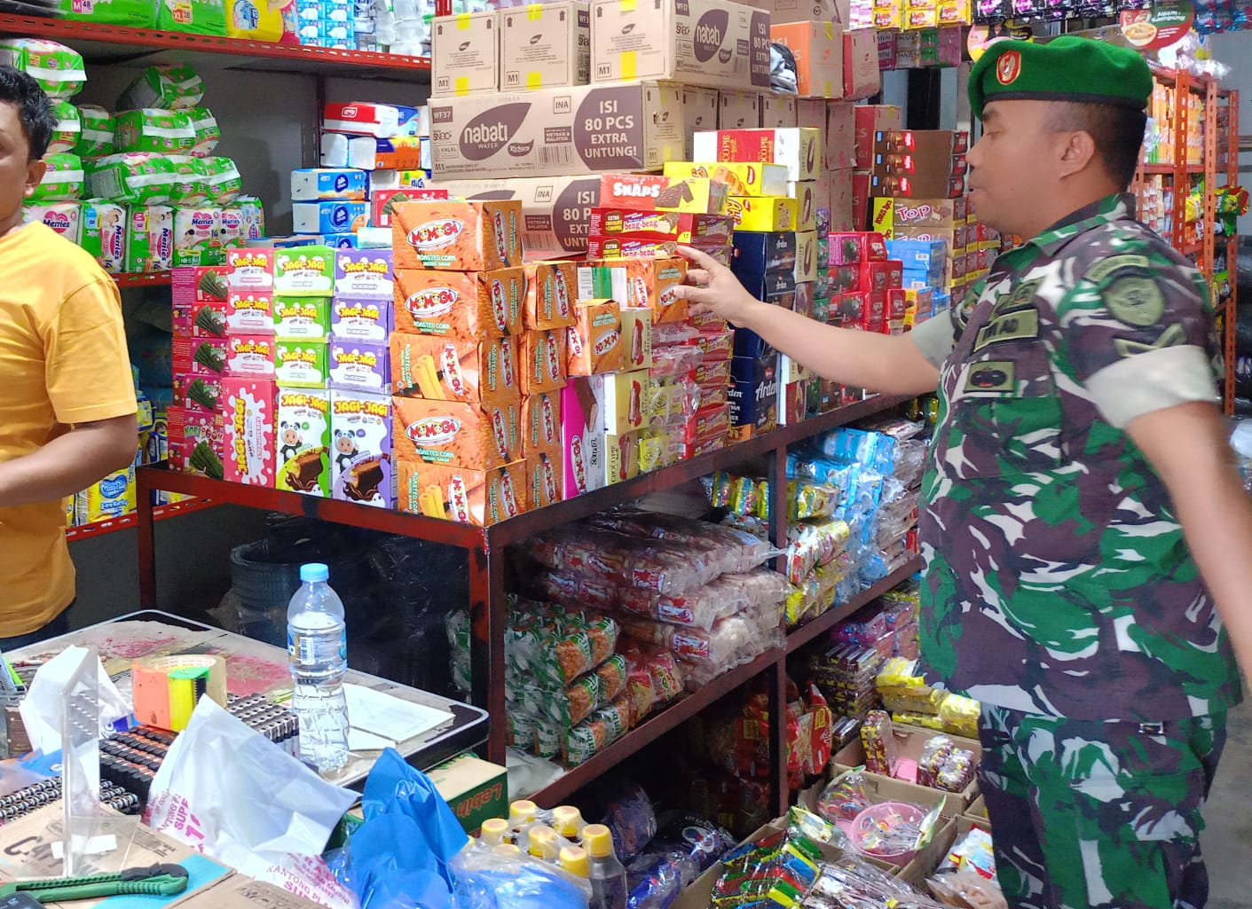 Anggota Koramil 01/Bandar Monitoring Harga Sembako  Dengan Turun Ke Pasar Anggota Koramil 01/Bandar Monitoring Harga Sembako  Dengan Turun Ke Pasar