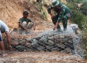 Satgas TMMD Ke 126, Rampungkan Pemasanagan Batu Beronjong dilokasi Yang Rawan Longsor.