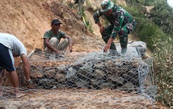 Satgas TMMD Ke 126, Rampungkan Pemasanagan Batu Beronjong dilokasi Yang Rawan Longsor.