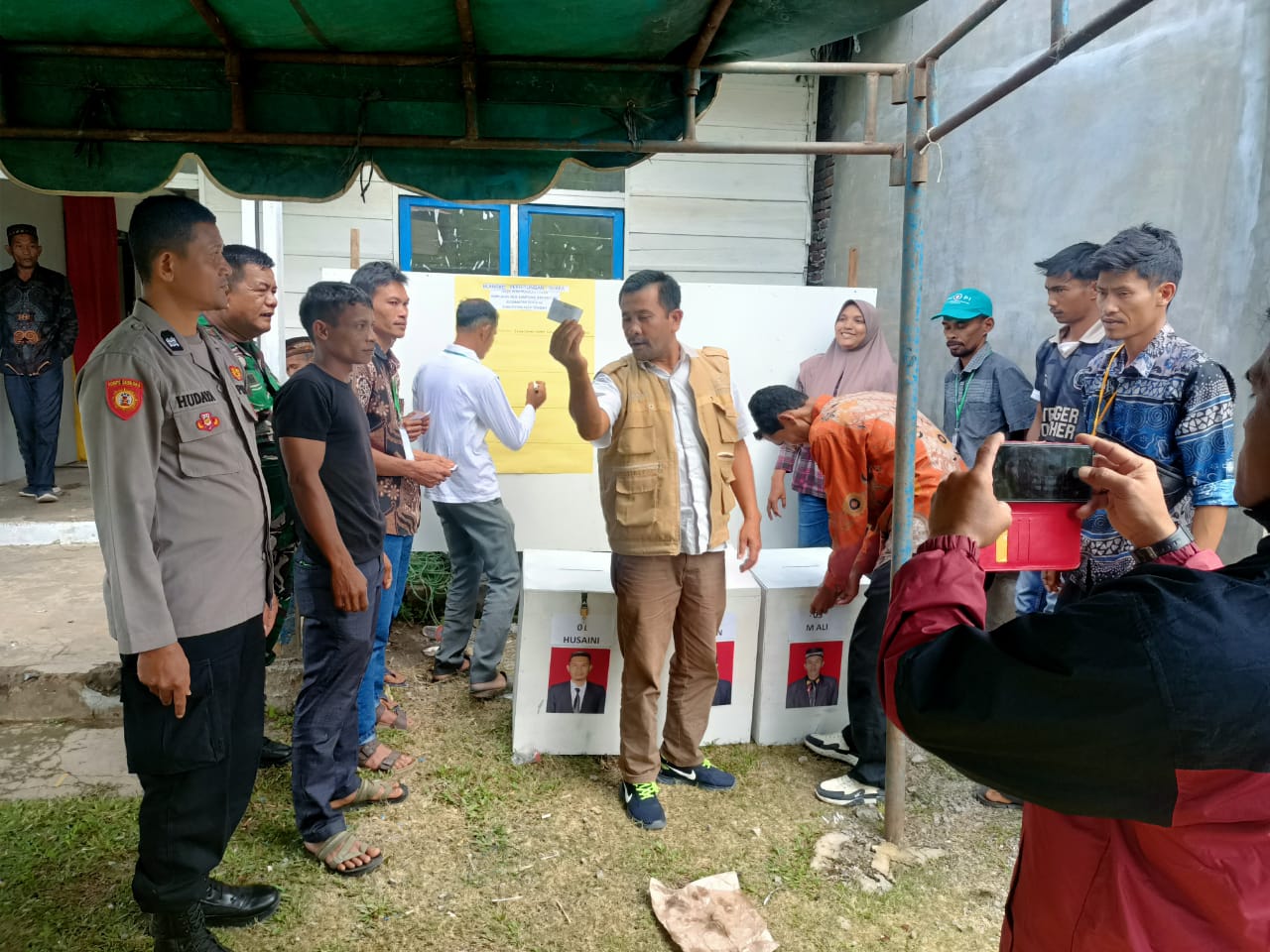 Polres Aceh Tengah Amankan Pesta Demokrasi di Dua Kecamatan, Pilkades Berjalan Aman dan Kondusif Polres Aceh Tengah Amankan Pesta Demokrasi di Dua Kecamatan, Pilkades Berjalan Aman dan Kondusif
