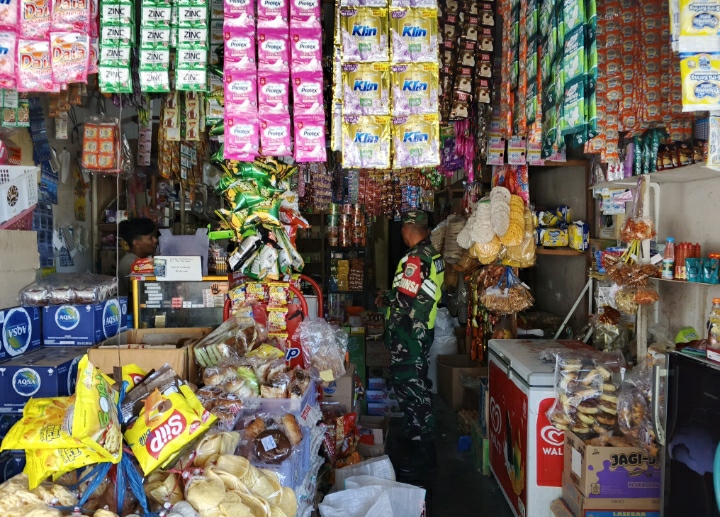 Babinsa Update Harga-harga Sembako Di Wilayah Teritorial Koramil 02/Wih Pesam
