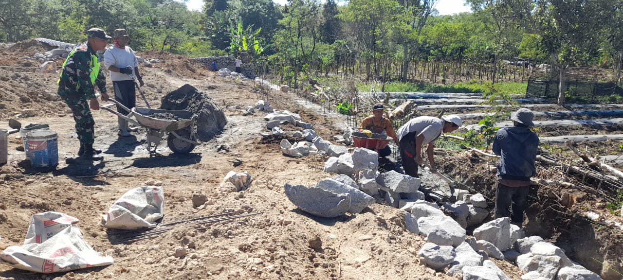 Babinsa Pemango Implementasikan Peran Binter Saat Di Wilayah Binaan