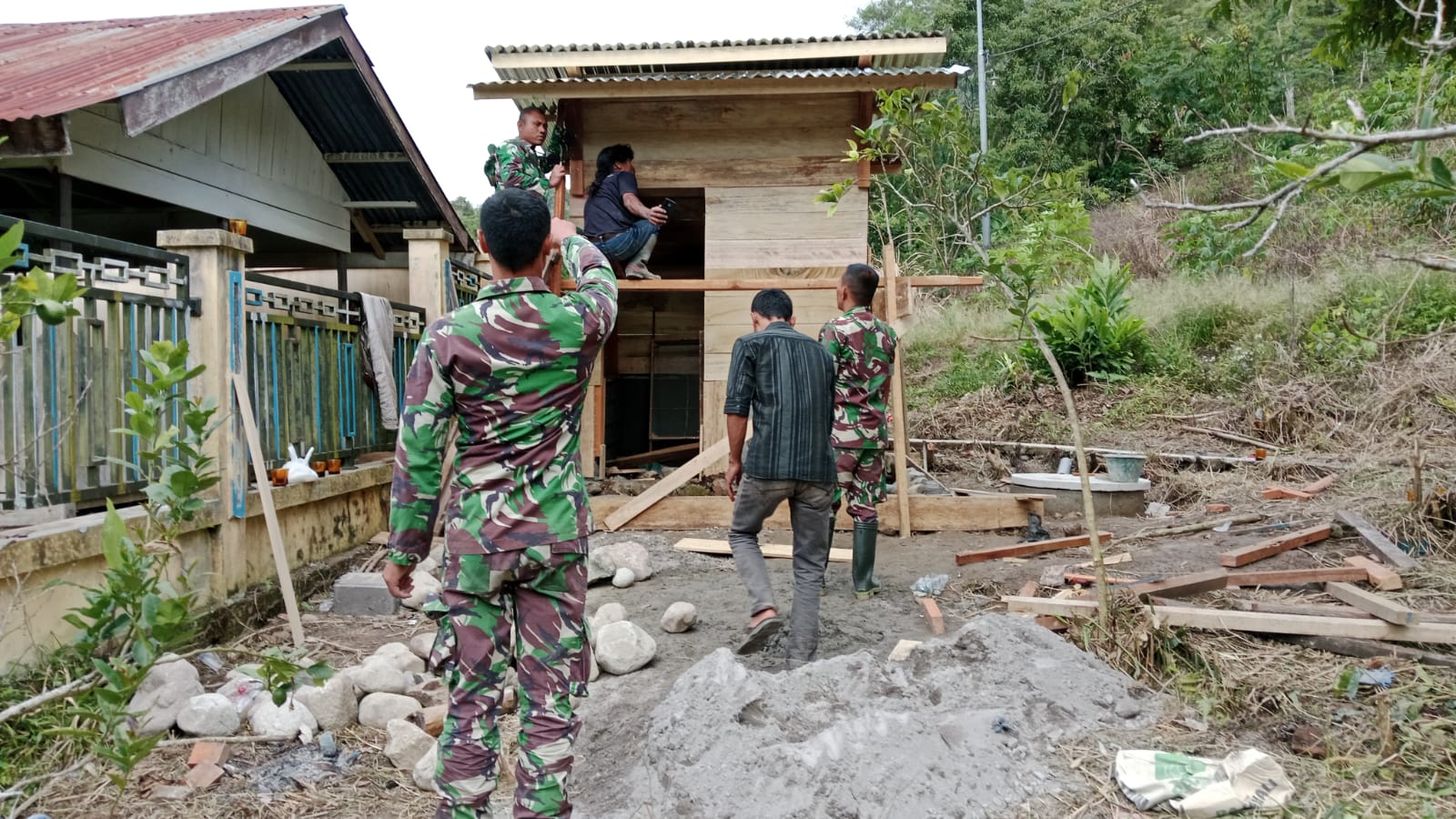 Pembangunan MCK di Desa Arul Gele Capai 75 Persen, Bukti Nyata Kepedulian Satgas TMMD ke-126 Kodim 0106/Aceh Tengah