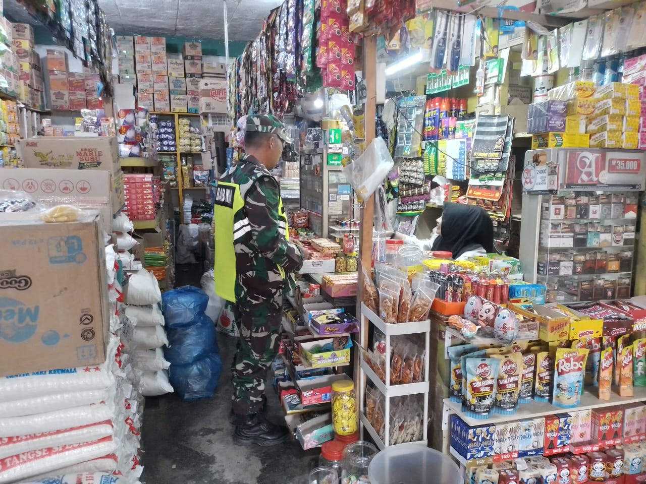 Pastikan Kebutuhan Pangan Masyarakat Terjamin, Babinsa Koramil 04/PRG Monitoring Harga Dan Ketersediaan Sembako