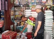 Antisipasi Lonjakan Harga Dan Kelangkaan, Babinsa Koramil 02/WPS Monitoring Sembako Di Pasaran