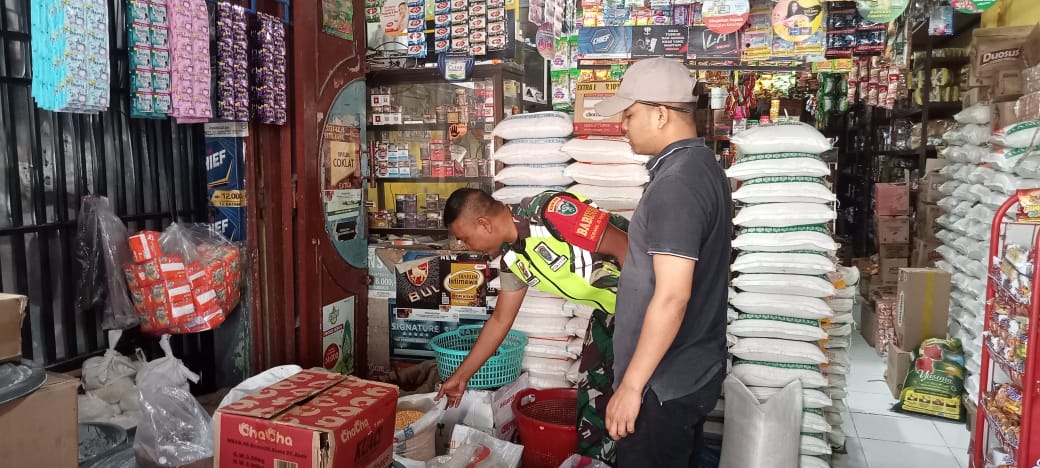 Antisipasi Lonjakan Harga Dan Kelangkaan, Babinsa Koramil 02/WPS Monitoring Sembako Di Pasaran