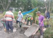 Sukseskan Program Han Pangan, Babinsa Gotong Royong Bersama Warga Bangun Jalan Tani