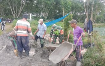 Sukseskan Program Han Pangan, Babinsa Gotong Royong Bersama Warga Bangun Jalan Tani