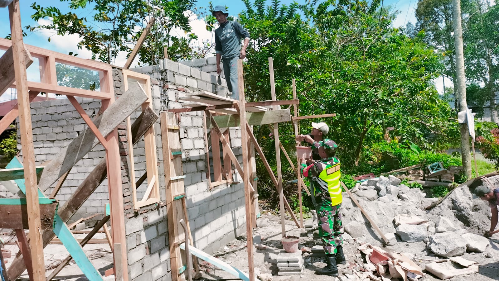 Bangun Kepedulian Di Wilayah Binaan, Babinsa Bantu Warga Bangun Rumah