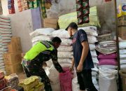 Pastikan Kebutuhan Pokok Masyarakat Terpenuhi Babinsa Aktif Cek Stok Dan Harga Sembako