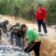 Satgas TMMD Ke-126 Bersama Warga Kebut Pemasangan Batu Bronjong Di Lokasi Sasaran