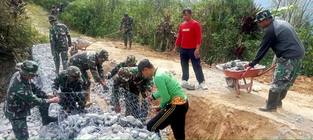 Satgas TMMD Ke-126 Bersama Warga Kebut Pemasangan Batu Bronjong Di Lokasi Sasaran