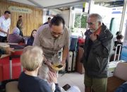 KAI Daop 2 Bandung dan KAI Services Bagikan Aneka Makanan Pokok Lokal Kepada Pelanggan di Stasiun Bandung Dalam Rangka Peringatan Hari Pangan Sedunia