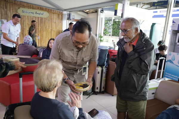 KAI Daop 2 Bandung dan KAI Services Bagikan Aneka Makanan Pokok Lokal Kepada Pelanggan di Stasiun Bandung Dalam Rangka Peringatan Hari Pangan Sedunia
