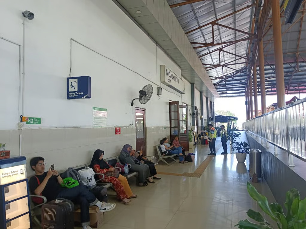 Stasiun Mojokerto Layani Lebih dari 280 Ribu Pelanggan di Triwulan III 2025: Mobilitas Naik, Ekonomi Daerah Kian Bergerak Stasiun Mojokerto Layani Lebih dari 280 Ribu Pelanggan di Triwulan III 2025: Mobilitas Naik, Ekonomi Daerah Kian Bergerak