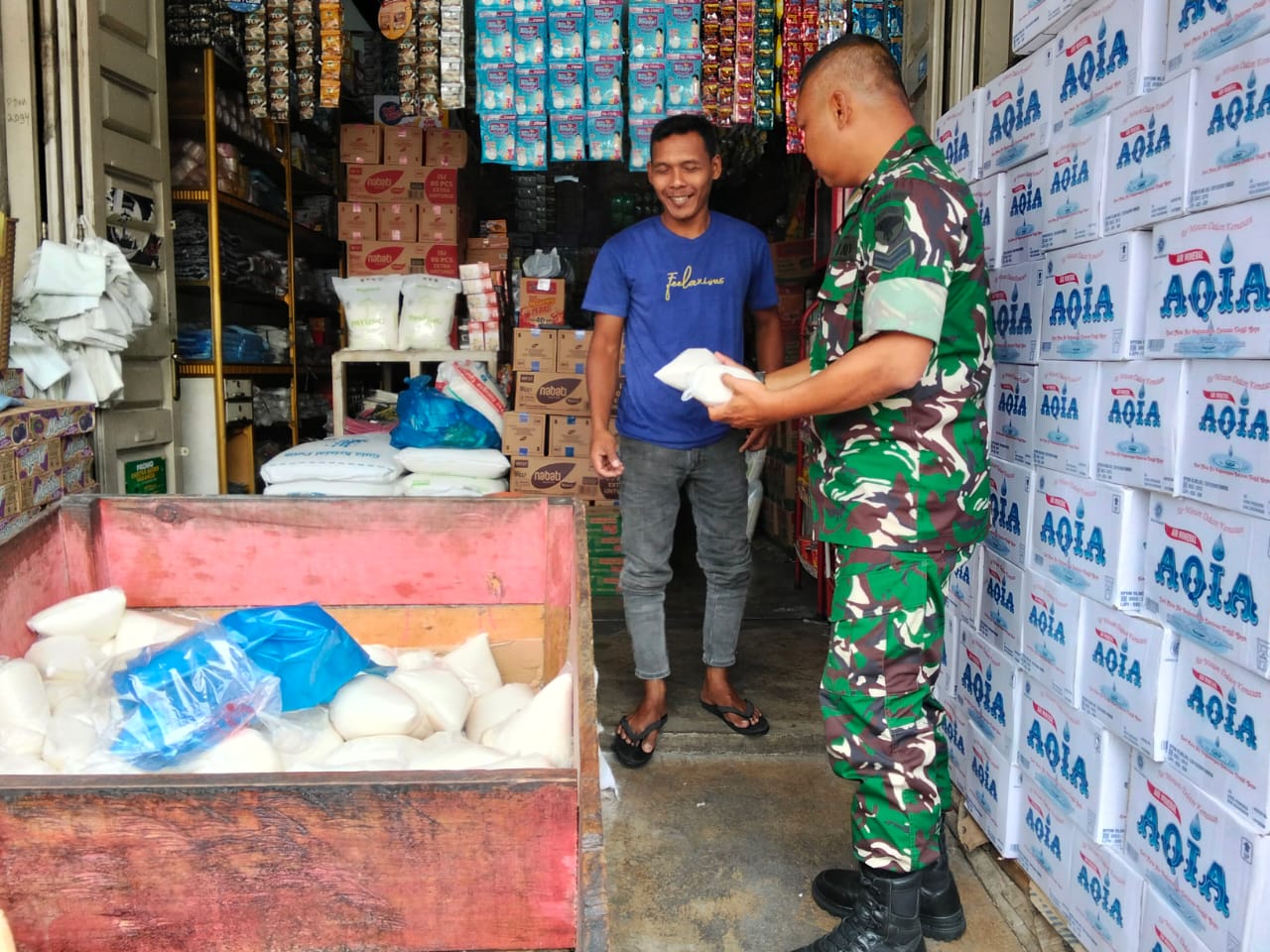 Yakinkan Harga dan Stok Sembako Stabil, Babinsa Koramil 01/Bandar Tanyakan Langsung Ke Pedagang