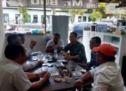 Menjelang Penutupan TMMD Serda Ajis Anggota Satgas TMMD Laksanakan Komunikasi Bersama warga Desa Binaan.