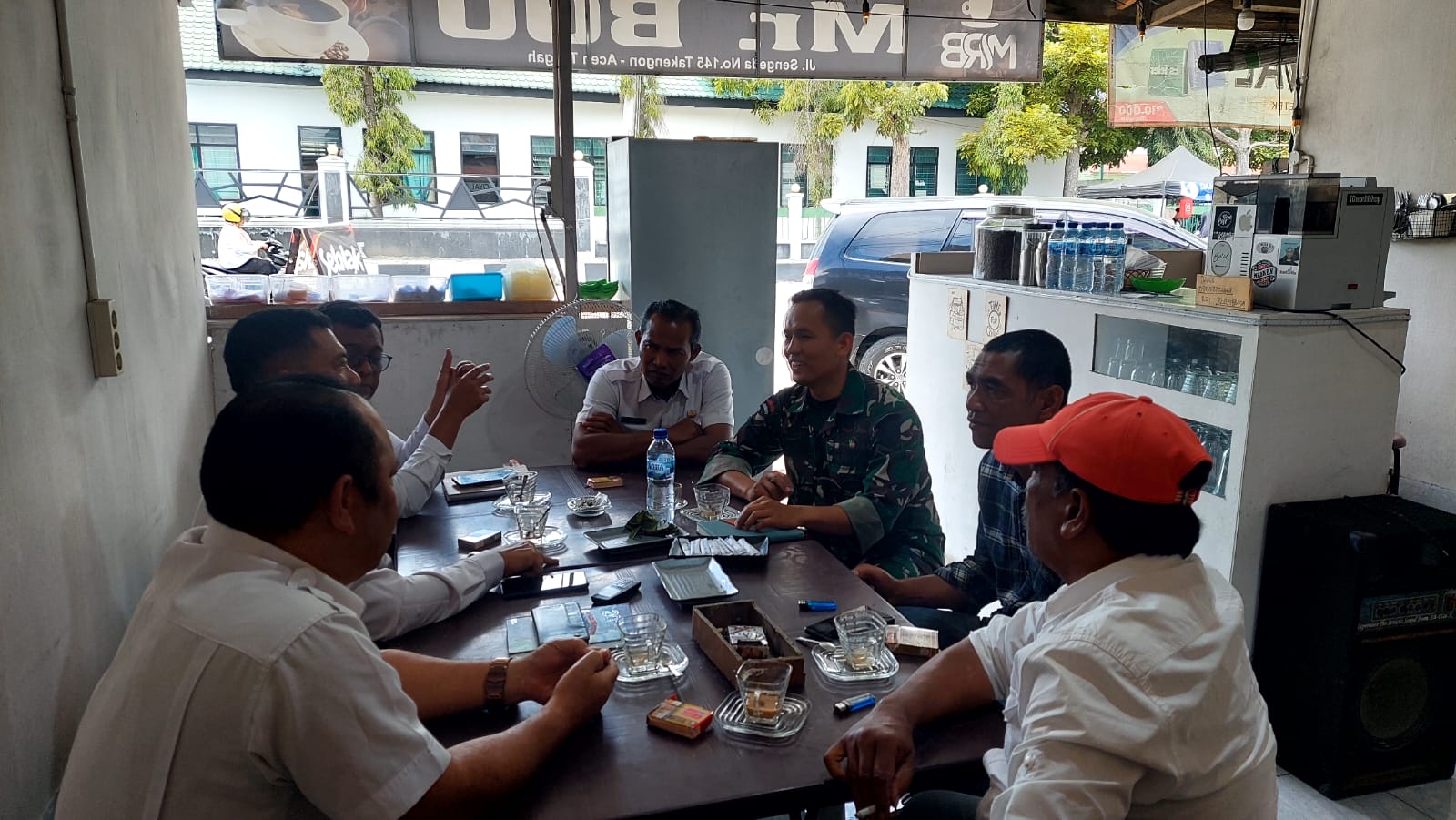 Menjelang Penutupan TMMD Serda Ajis Anggota Satgas TMMD Laksanakan Komunikasi Bersama warga Desa Binaan.