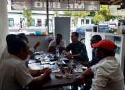 Serda Ajis Anggota Satgas TMMD Ke 126 Kodim0106/Ateng Laksanakan Komunikasi Bersama warga Desa Binaan.