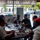 Serda Ajis Anggota Satgas TMMD Ke 126 Kodim0106/Ateng Laksanakan Komunikasi Bersama warga Desa Binaan.