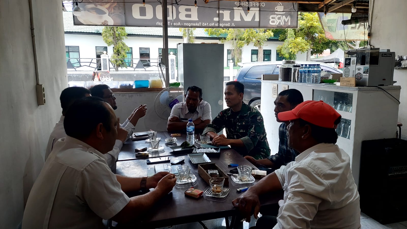 Serda Ajis Anggota Satgas TMMD Ke 126 Kodim0106/Ateng Laksanakan Komunikasi Bersama warga Desa Binaan.