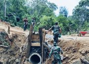 Warga Kute Keramil Bersama Satgas TMMD ke-126 Kodim Aceh Tengah Gotong Royong Buat Leneng Jalan untuk Perkuat Gorong-Gorong