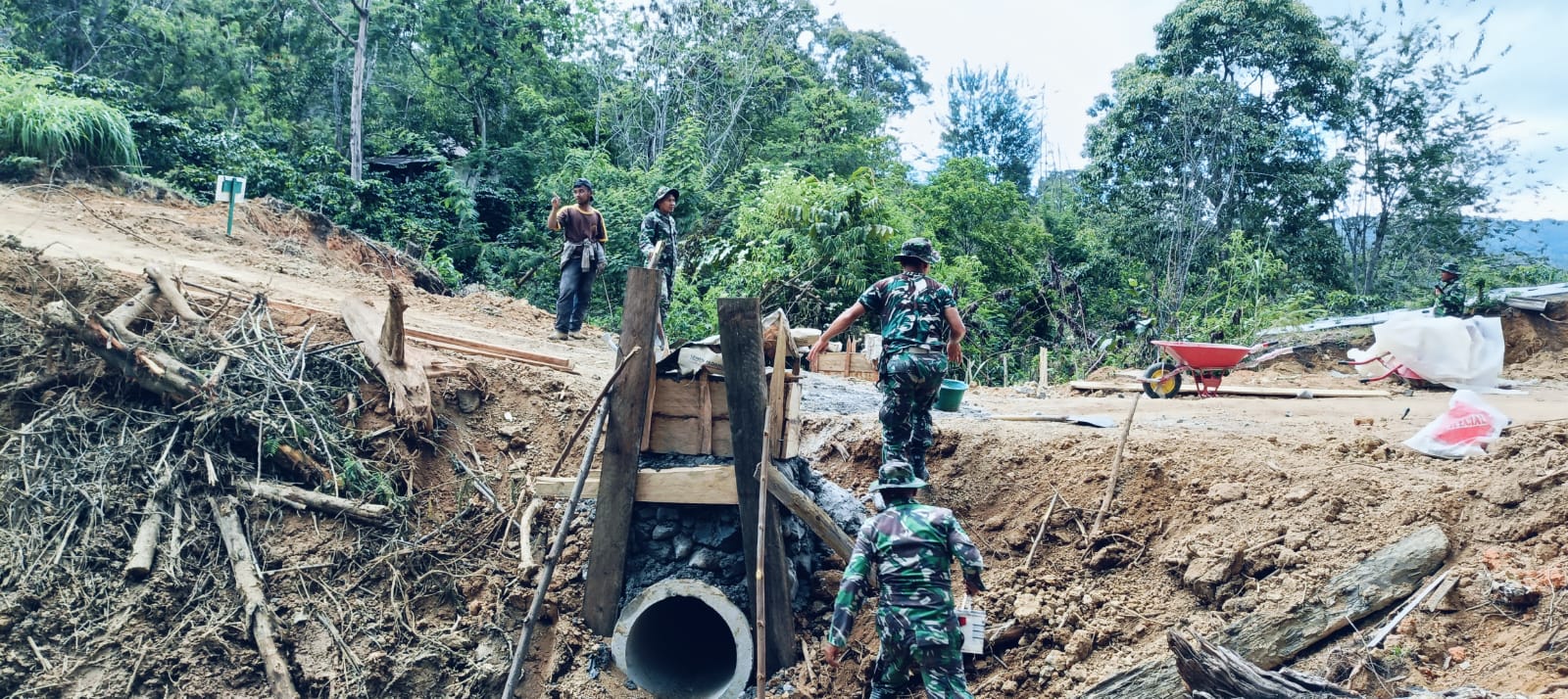 Warga Kute Keramil Bersama Satgas TMMD ke-126 Kodim Aceh Tengah Gotong Royong Buat Leneng Jalan untuk Perkuat Gorong-Gorong