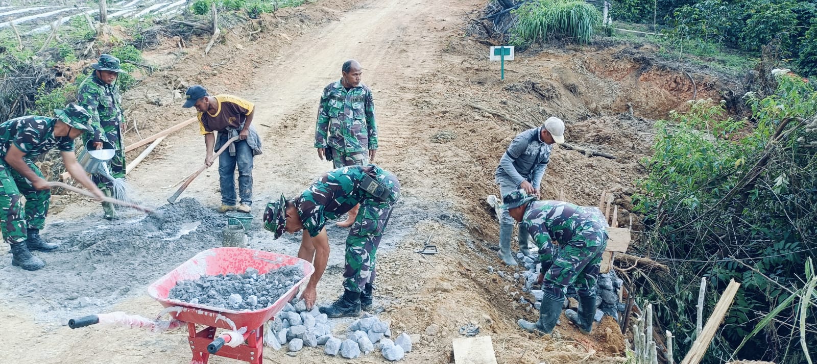 Satgas TMMD Reguler ke-126 Kodim Aceh Tengah Gotong Royong Buat Leneng Jalan untuk Perkuat Gorong-Gorong