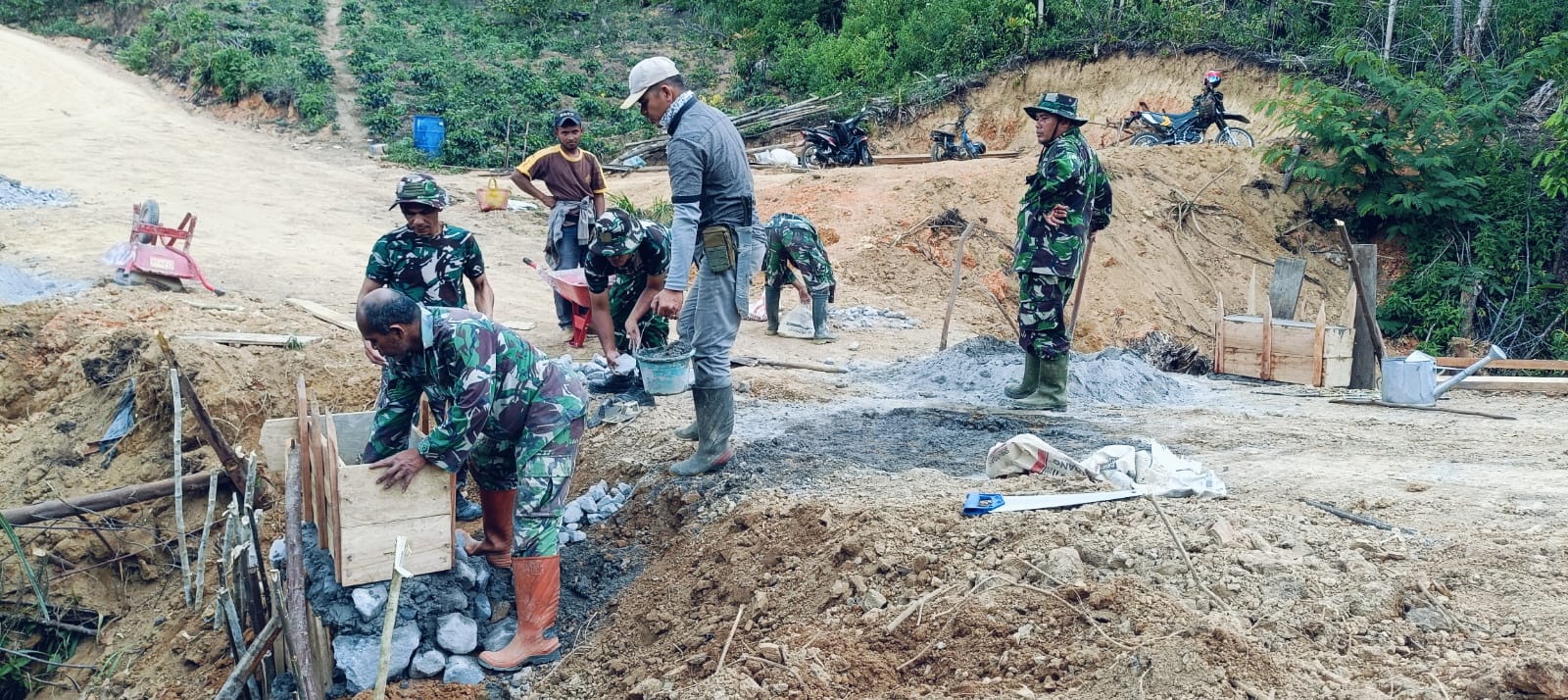 Untuk Mem Perkuatkan Gorong-Gorong Satgas TMMD Reguler ke-126 Kodim Aceh Tengah Gotong Royong Bersama Warga Buat Leneng Jalan