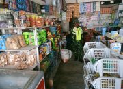 Monitoring Harga Sembako, Babinsa Koramil 04/PRG Cek Harga Dan Pasokannya