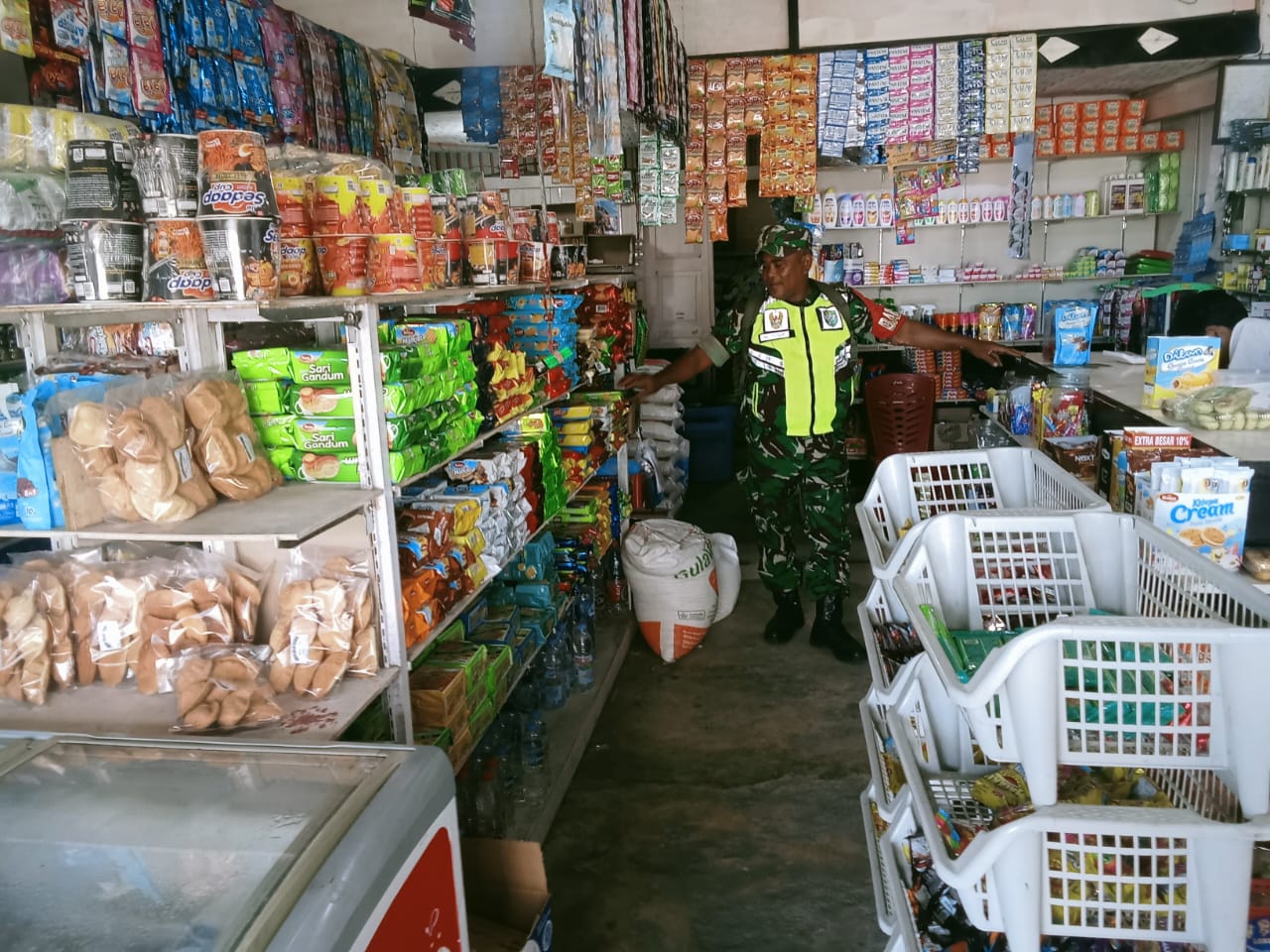 Monitoring Harga Sembako, Babinsa Koramil 04/PRG Cek Harga Dan Pasokannya