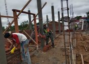 Babinsa Koramil 05/Permata Bantu Warga Bangun Rumah, Wujud Solidaritas TNI Bersama Rakyat