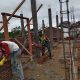 Babinsa Koramil 05/Permata Bantu Warga Bangun Rumah, Wujud Solidaritas TNI Bersama Rakyat