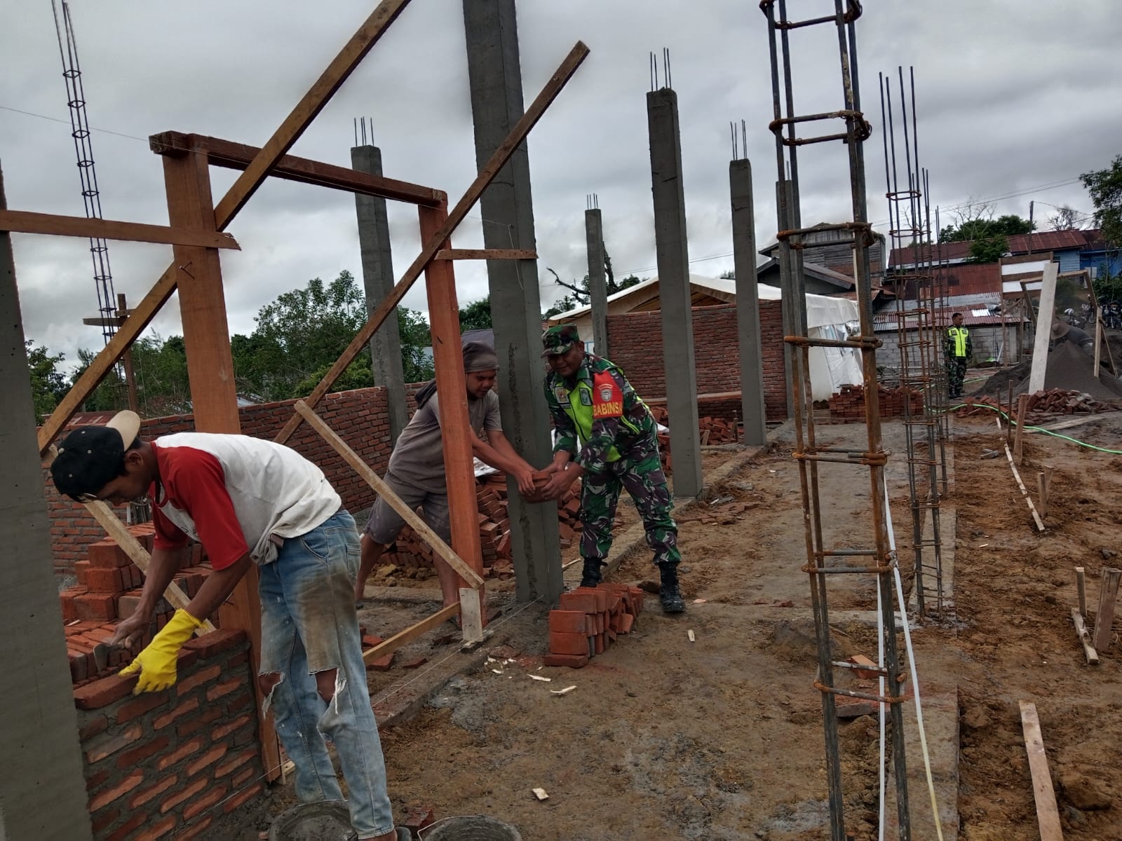 Babinsa Koramil 05/Permata Bantu Warga Bangun Rumah, Wujud Solidaritas TNI Bersama Rakyat